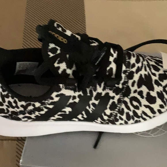 NWT Adidas cloudfoam sneakers. Size 7 - Picture 2 of 6